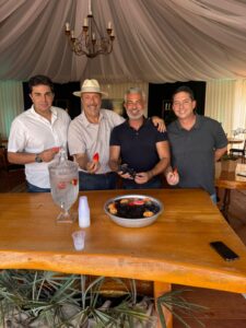 Leia mais sobre o artigo Paint Horse brilha na Expo Rio Preto! 🌟Depois de mais de uma década, a raça Paint Horse voltou a marcar presença na Expo São José do Rio Preto, uma das maiores vitrines do agronegócio do interior paulista. O retorno foi triunfal e simboliza a força e o crescimento da raça em todo o Brasil. 🐴✨O movimento foi capitaneado pelo entusiasta e vice-presidente da ABCPaint, Alim Bassit, que liderou esse grande reencontro da raça com o público.📸 Na foto, registramos momentos ao lado de Rafael Daia, Alim Bassit, Lucas Machado e Carlos Megale, reforçando a união e a paixão dos criadores pelo cavalo Paint.A Expo Rio Preto 2025 tem mostrado uma participação intensa de gado e equinos, e o Paint Horse não poderia ficar de fora. Sua presença reforça não apenas a versatilidade e a beleza da raça, mas também o entusiasmo dos criadores em fortalecer cada vez mais esse movimento crescente no cenário nacional.